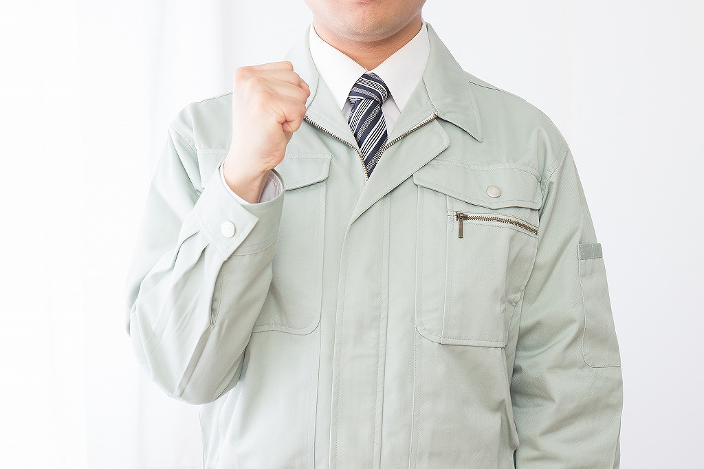 拳を握る男性